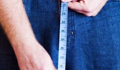 Lelaki mengukur panjang zakar